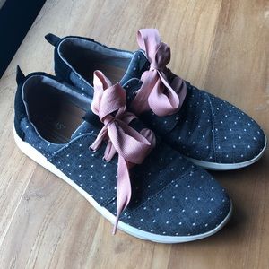 Toms sneakers size 7